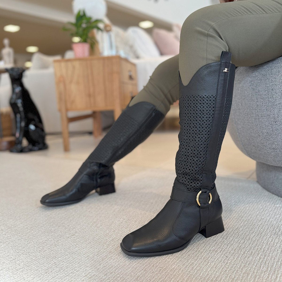 Bota Montaria Cano Longo em Couro Vazado Dina Mirtz Ref 18603