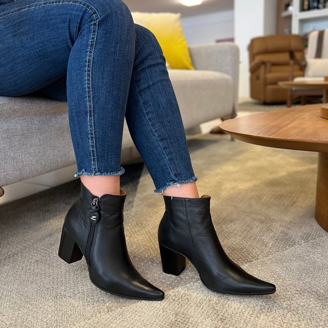 BOTA CLÁSSICA EM COURO BICO FINO DINA MIRTZ REF 20987 Fino Raro