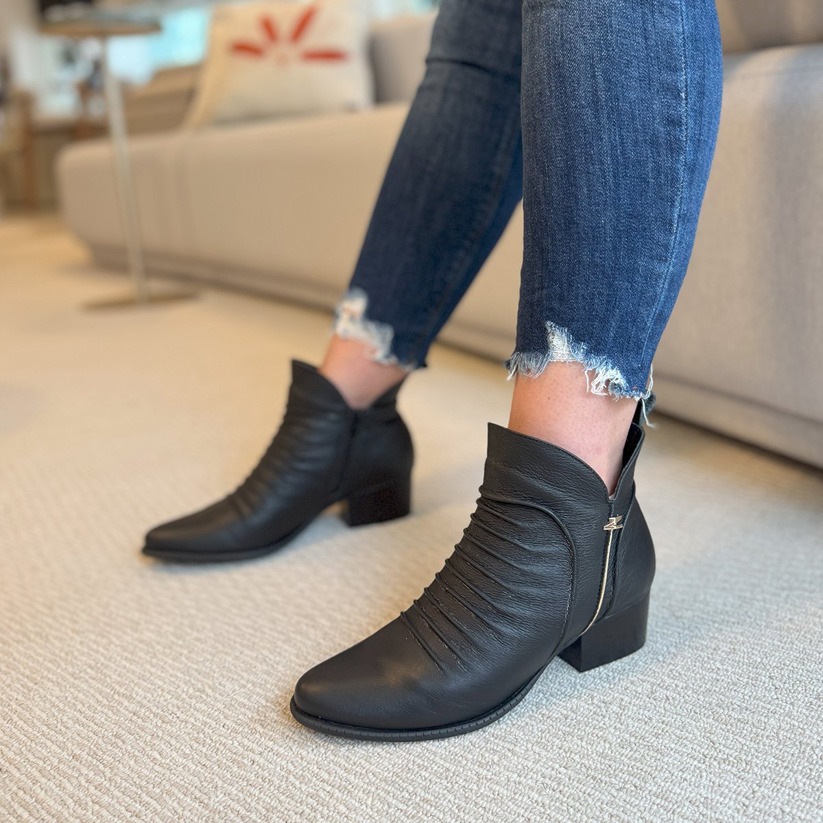 Bota Salto Baixo Cano Curto em Couro Dina Mirtz 12660 | Fino Raro ...