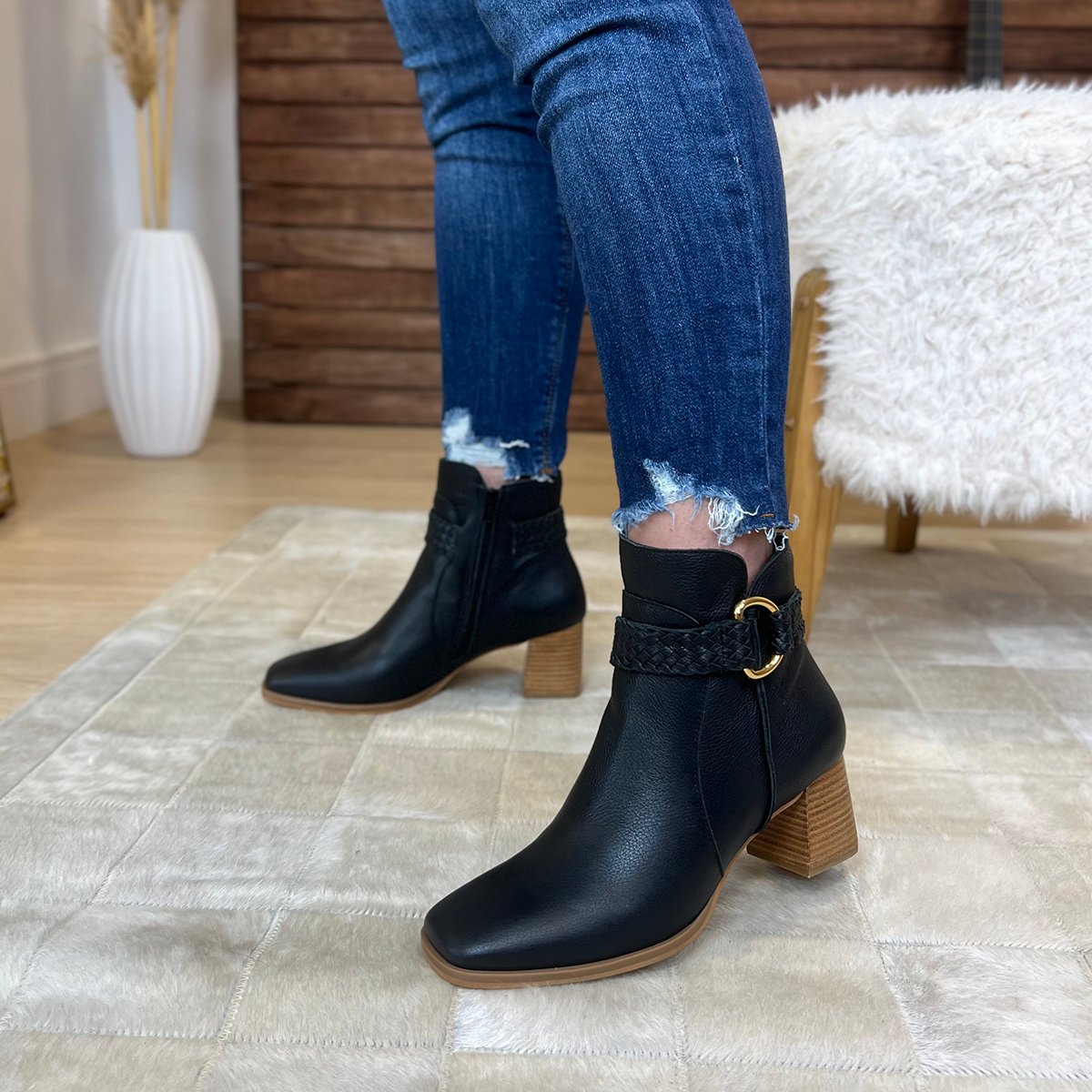 Bota Dina Mirtz Bota Dina Mirtz Cano Curto Feminina Em Couro Preto