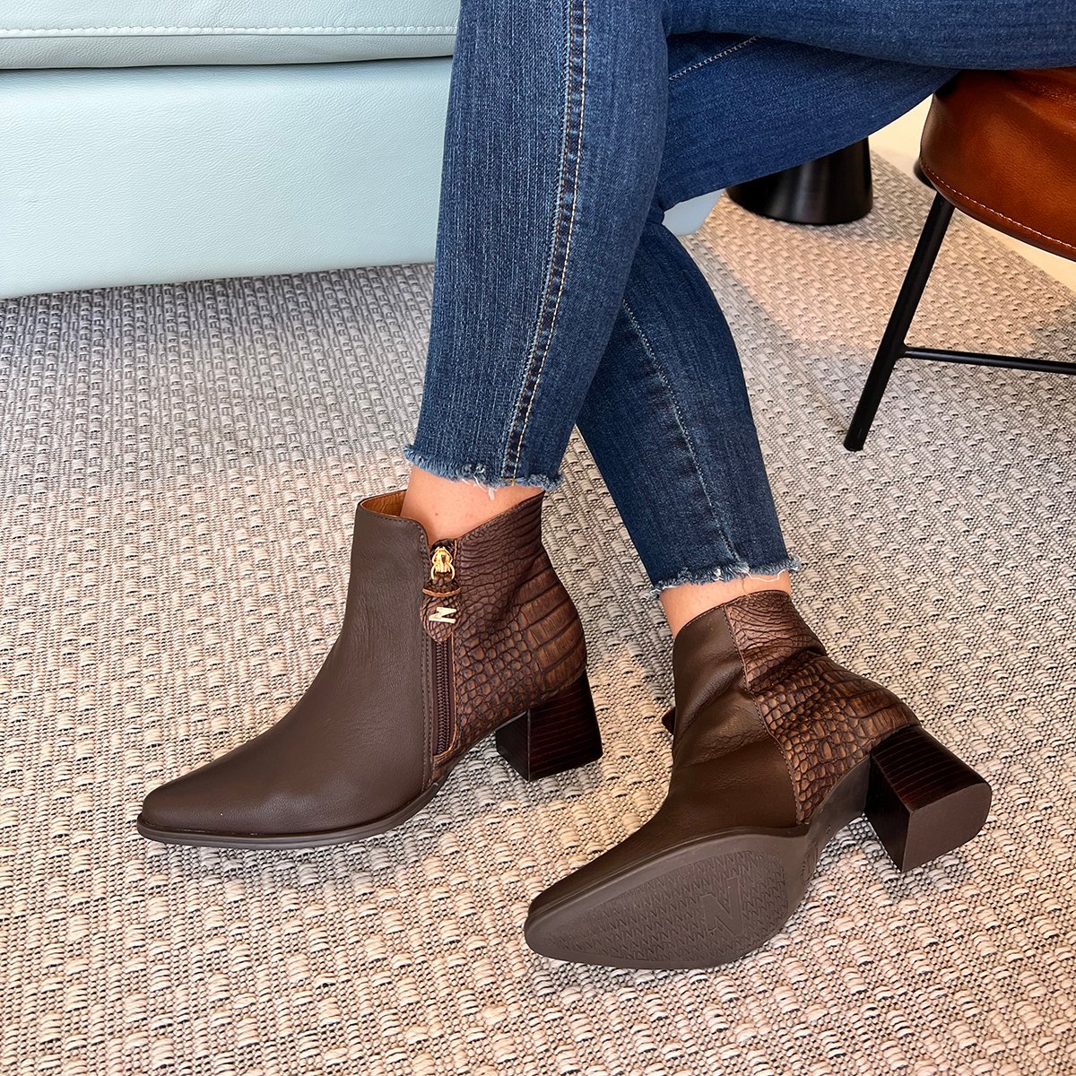 BOTA SALTO BAIXO CANO CURTO DINA MIRTZ REF 21987 Fino Raro