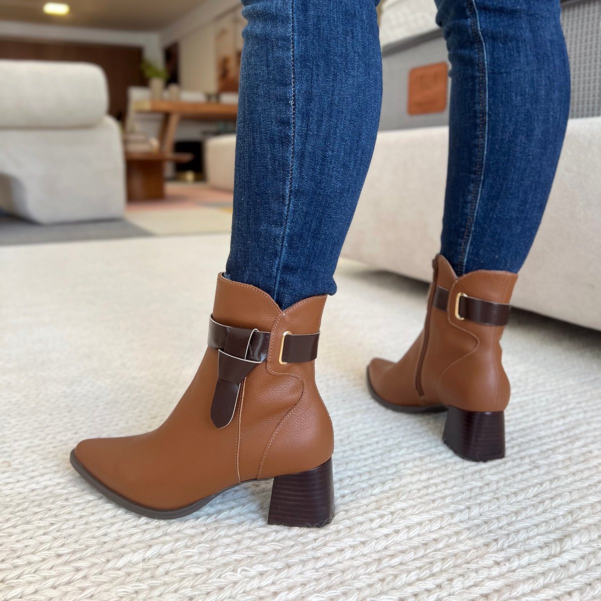 Bota salto baixo Cano curto marca Dina Mirtz, uma bota em couro pelica ...