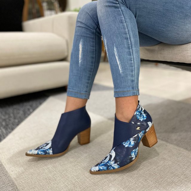 Salto Bloco Bota Cano Curto Com Detalhes BOTA CANO CURTO SALTO