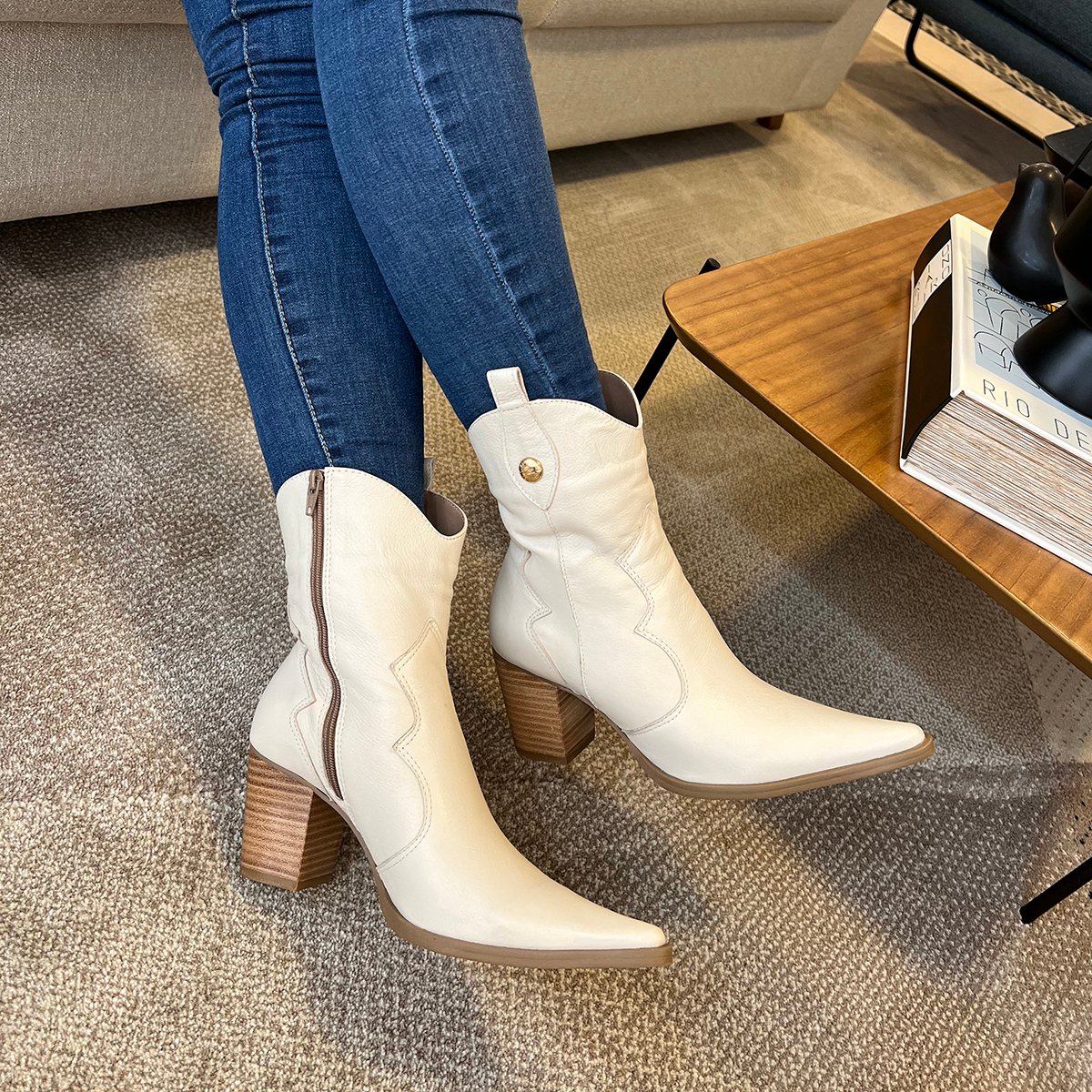 Bota Bico Fino CalÃ§a Branca Com Bota Cano Curto Salto Fino Looks