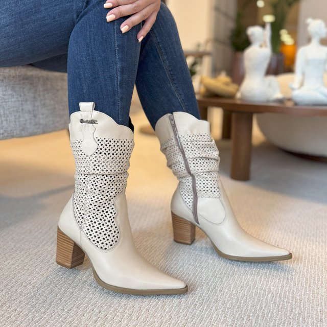 Bota Feminina Cano Médio Dina Mirtz em Couro Macio e Salto Bloco