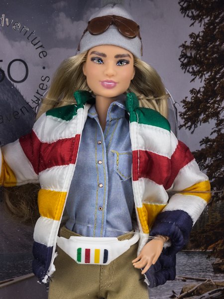PRÉ-VENDA Boneca Barbie Collector Hudson's Bay - Mattel