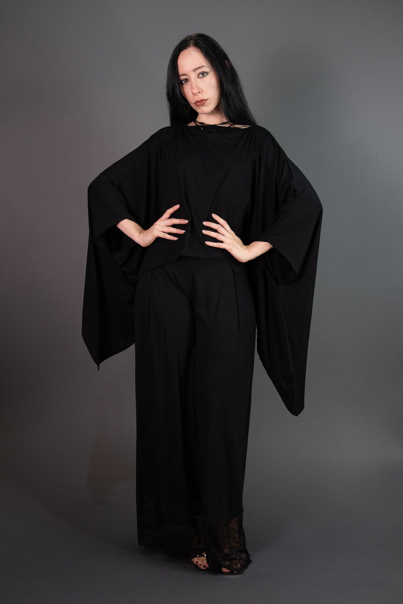 Blusa Capa Midnox Preta | Modelagem Ampla e Fluida | GARGULIA