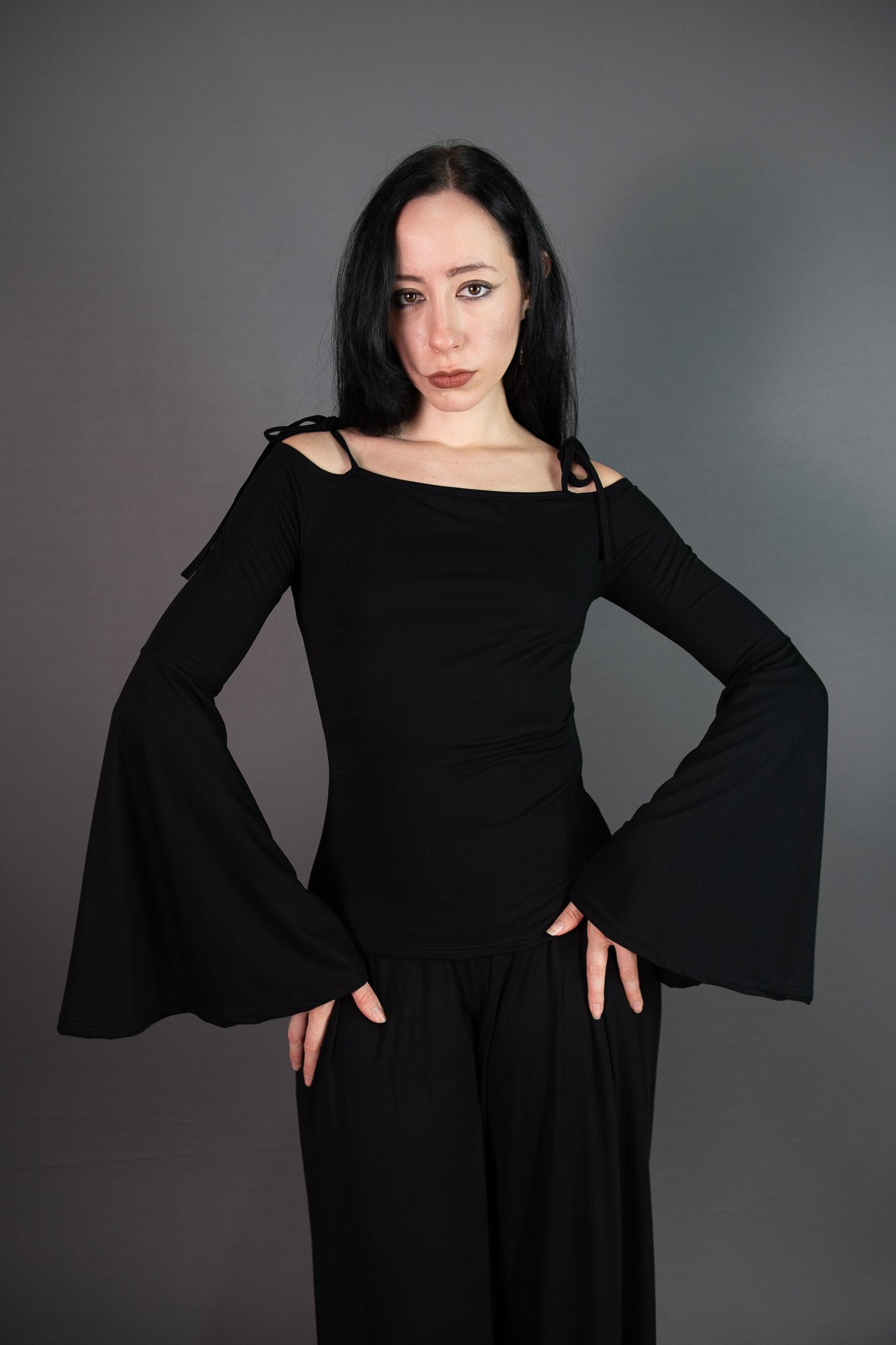 Blusa Preta Manga Longa com Amarrações | Blusa Cinnamon | GARGULIA