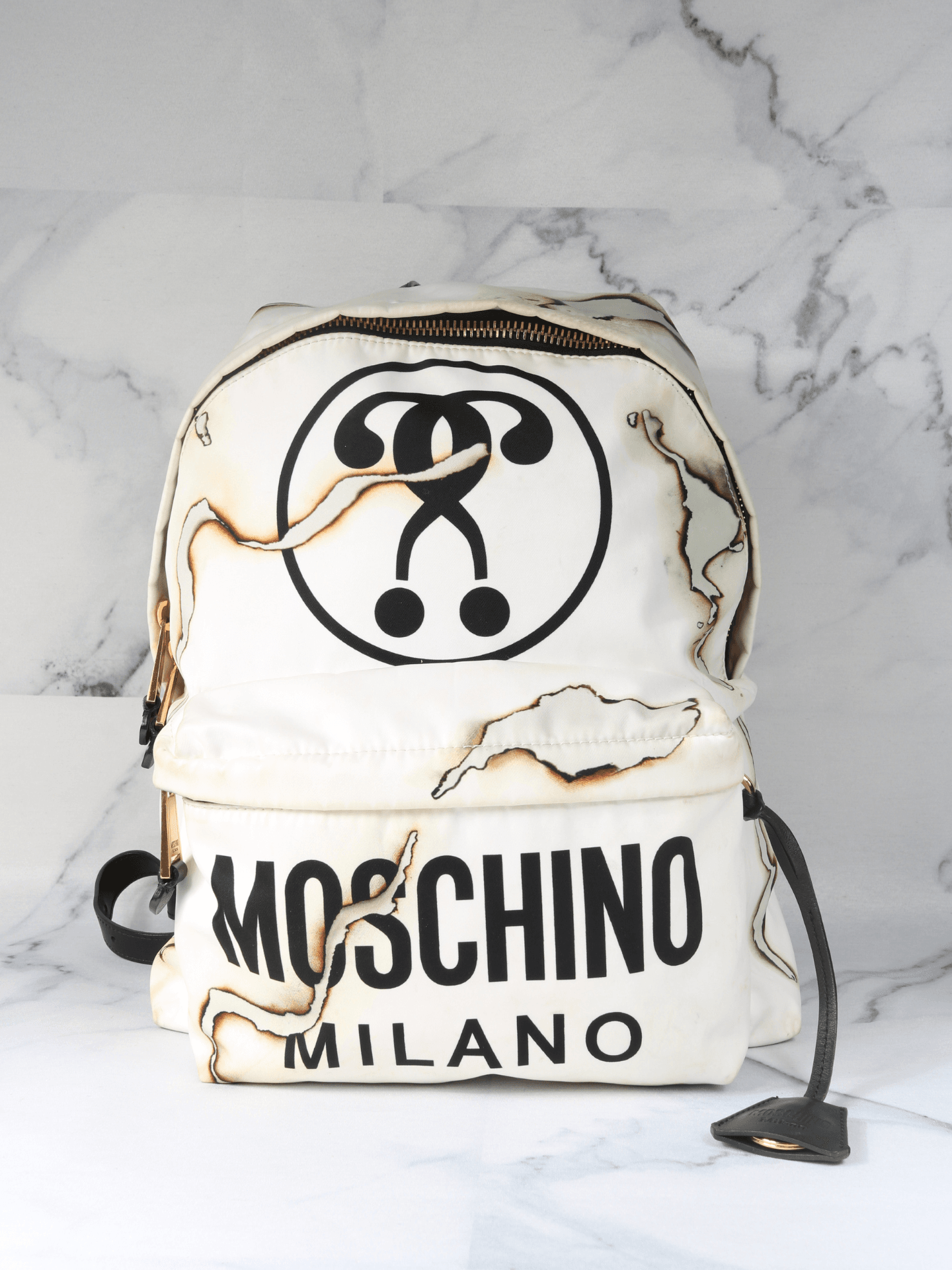 Mochila Moschino Cigarette Burn Branca | Zivē Club