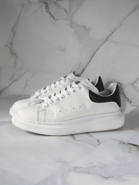 Tênis Alexander McQUEEN Oversized Branco e Preto | Zivē Club Tênis Alexander McQUEEN Oversized Branco e Preto | Zivē Club