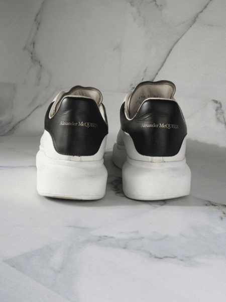 Tênis Alexander McQUEEN Oversized Branco e Preto | Zivē Club