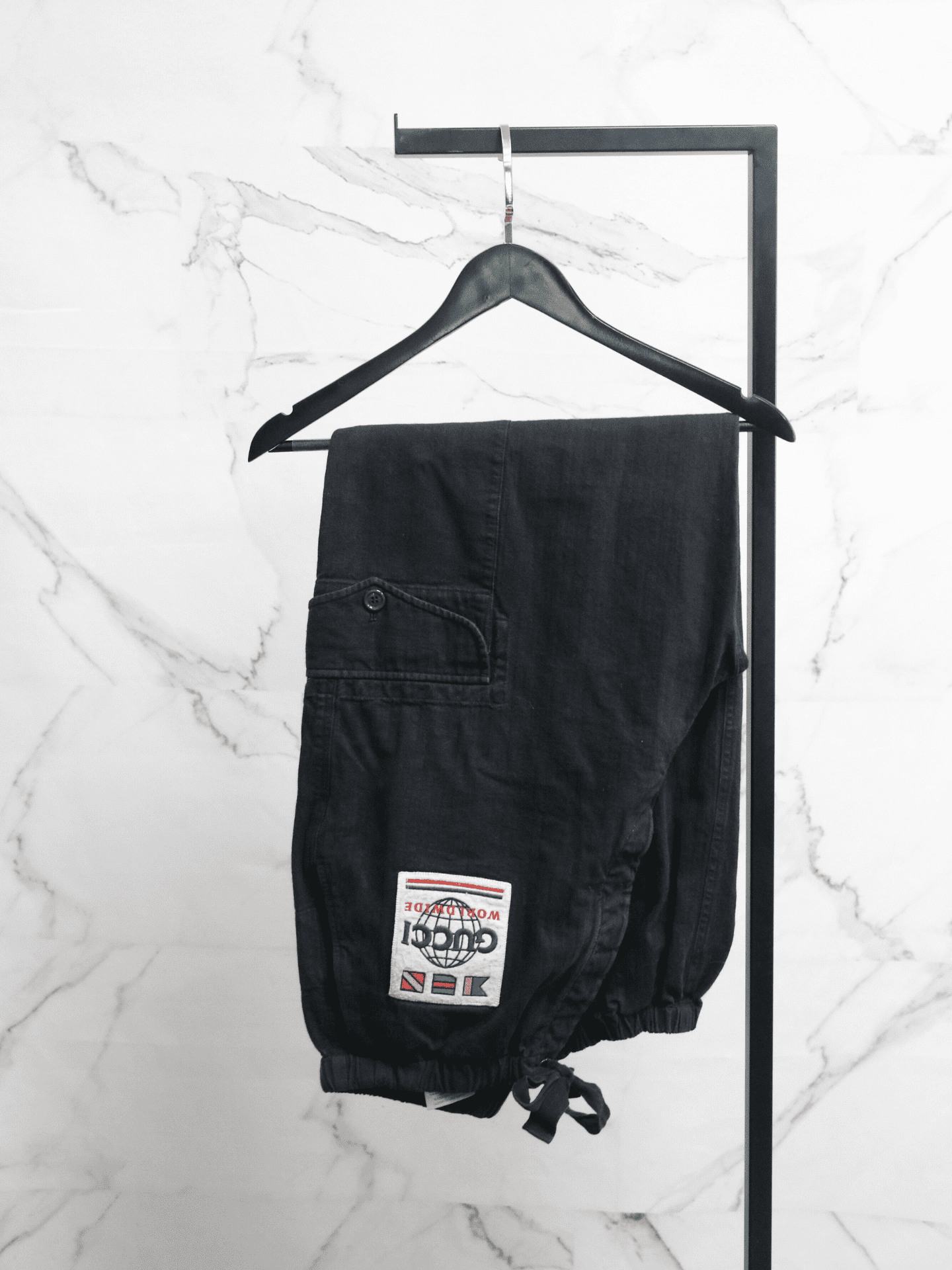 Calça Gucci Jeans Cargo Worldwide Patch Preta | Zivē Club