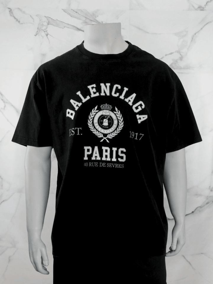 【BALENCIAGA】Balenciaga est.1917 TシャツSサイズ Camiseta Balenciaga College 1917 Paris Cinza | Zivē Club