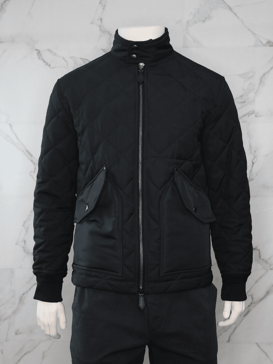 Jaqueta Burberry Matelassê Preta | Zivē Club Jaqueta Burberry Matelassê Preta | Zivē Club