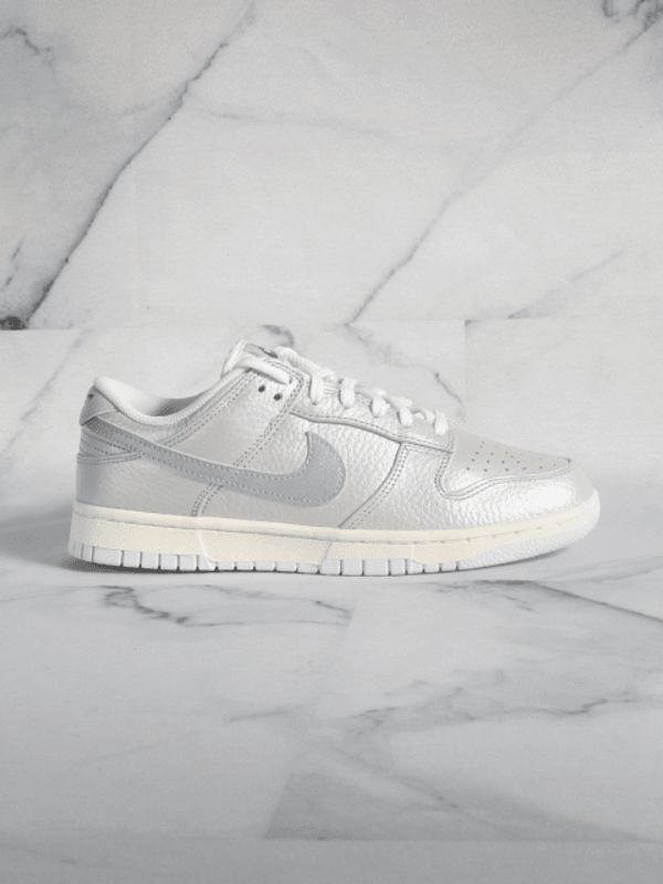 激レア！新品！NIKE DUNK LOW SB IW Flat Silver Tênis Nike Dunk Low Metallic Silver | Zivē Club