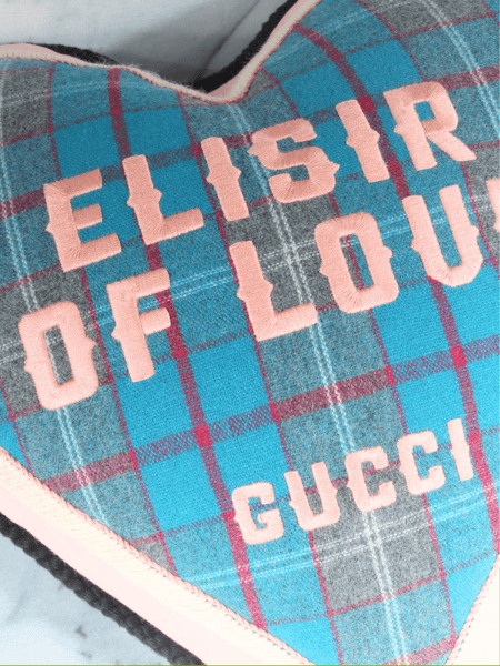 Almofada Gucci Elisir of Love Xadrez | Zivē Club