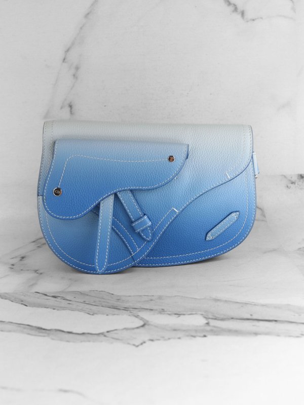Bolsa Dior x Kaws Saddle Degrade Azul | Zivē Club