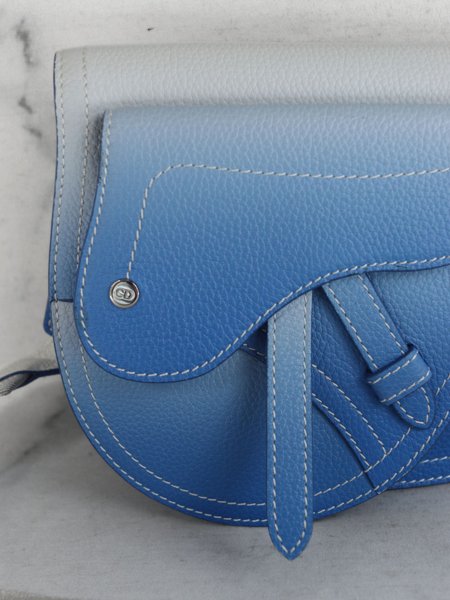 Bolsa Dior x Kaws Saddle Degrade Azul | Zivē Club