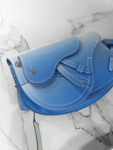 Bolsa Dior x Kaws Saddle Degrade Azul | Zivē Club