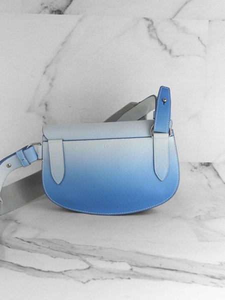 Bolsa Dior x Kaws Saddle Degrade Azul | Zivē Club