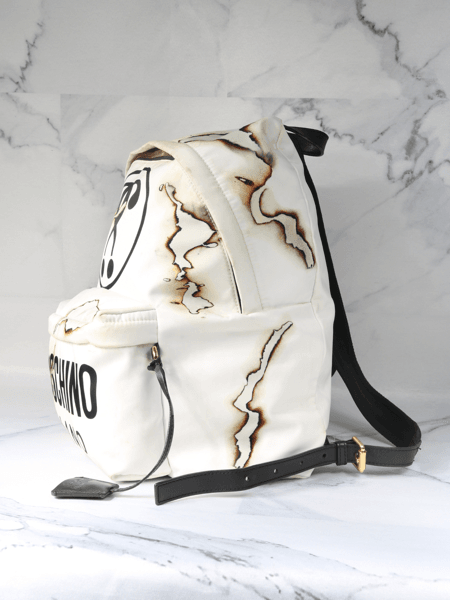 Mochila Moschino Cigarette Burn Branca | Zivē Club