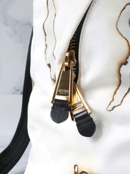 Mochila Moschino Cigarette Burn Branca | Zivē Club