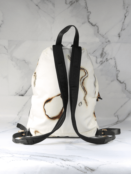 Mochila Moschino Cigarette Burn Branca | Zivē Club