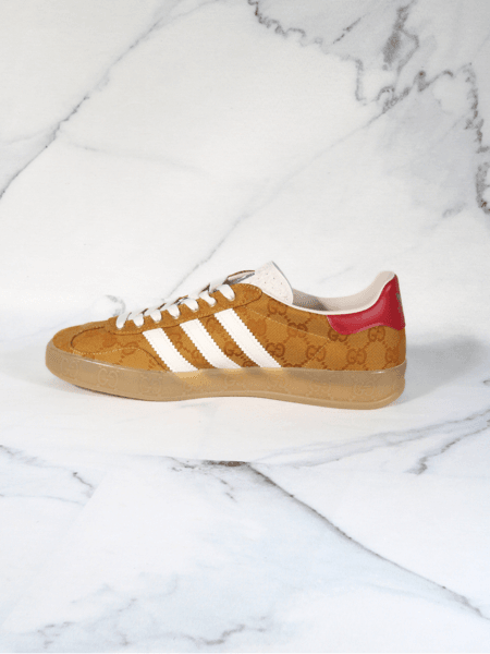 Tênis Gucci x Adidas Gazelle GG Monograma Mostarda | Zivē Club