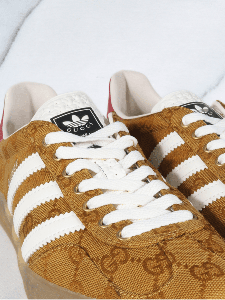 Tênis Gucci x Adidas Gazelle GG Monograma Mostarda | Zivē Club