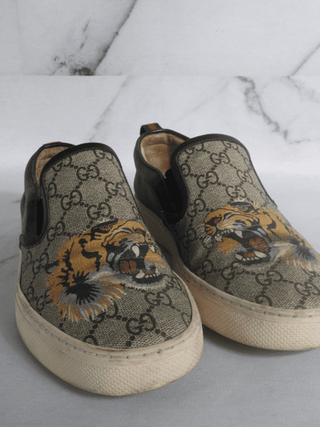 Tênis Slip On Gucci Tiger GG Monogram Preto | Zivē Club Tênis Slip On Gucci Tiger GG Monogram Preto | Zivē Club