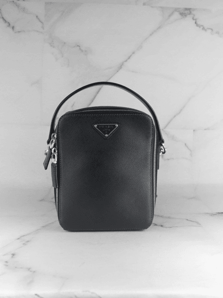 Bolsa Prada Brique Vertical Saffiano Preta | Zivē Club