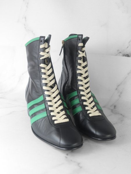 靴 GUCCI x Adidas 3 Stripe Leather HeelBoot Bota Gucci x Adidas Stripes Preta | Zivē Club