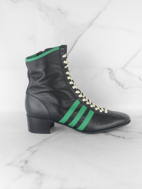 靴 GUCCI x Adidas 3 Stripe Leather HeelBoot Bota Gucci x Adidas Stripes Preta | Zivē Club