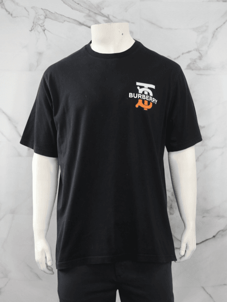 Camiseta Burberry TB Logo Preta | Zivē Club Camiseta Burberry TB Logo Preta | Zivē Club