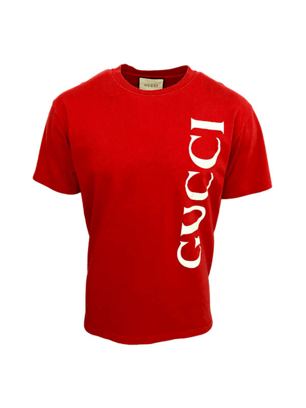 Gucci Tシャツ Camiseta Gucci Vertical Logo Vermelha | Zivē Club