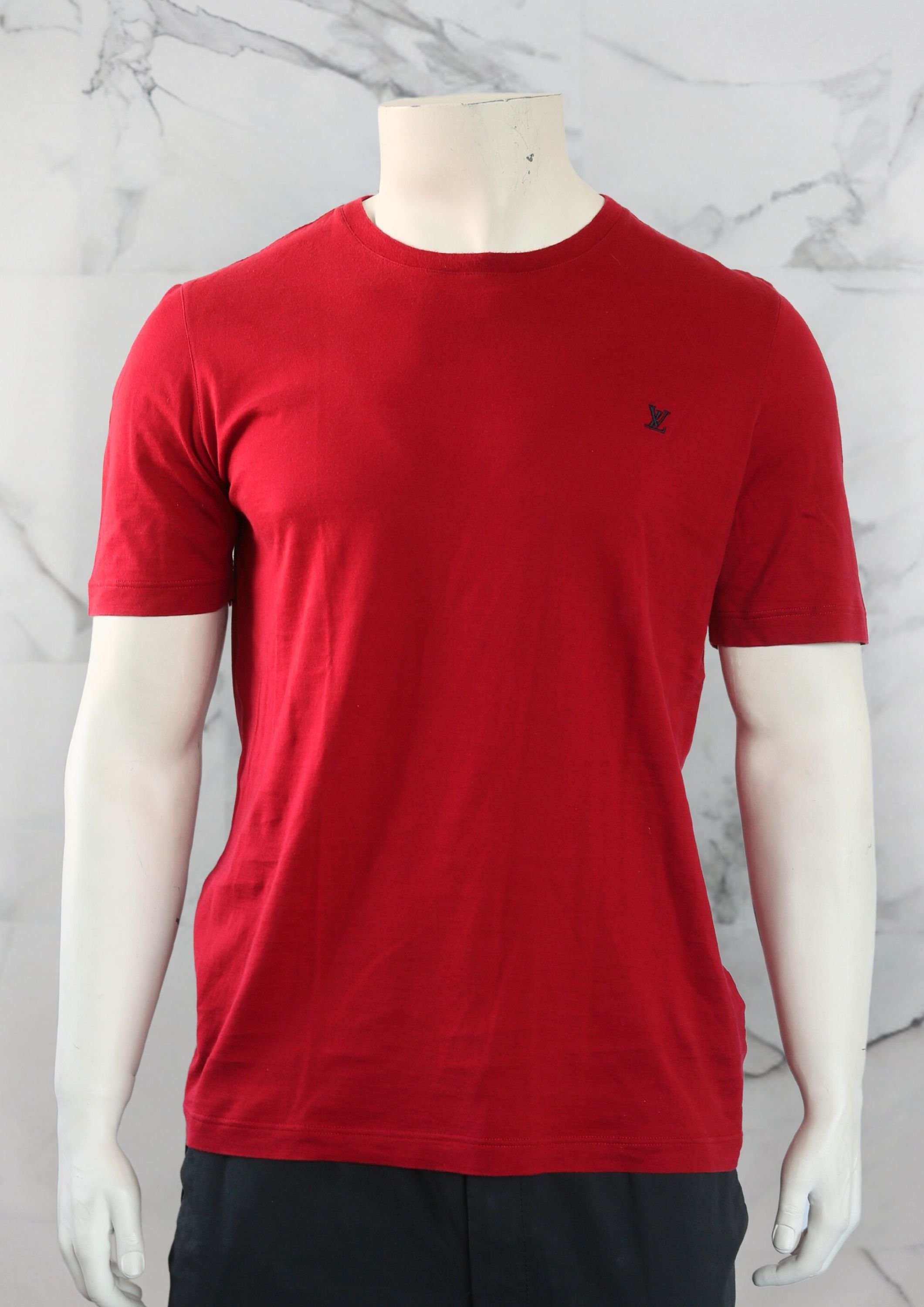 トップス LV Camiseta Louis Vuitton Basic LV Vermelha | Zivē Club