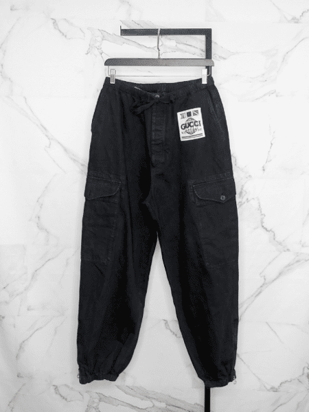 【正規品】GUCCI world wide cargo pants black Calça Gucci Jeans Cargo Worldwide Patch Preta | Zivē Club