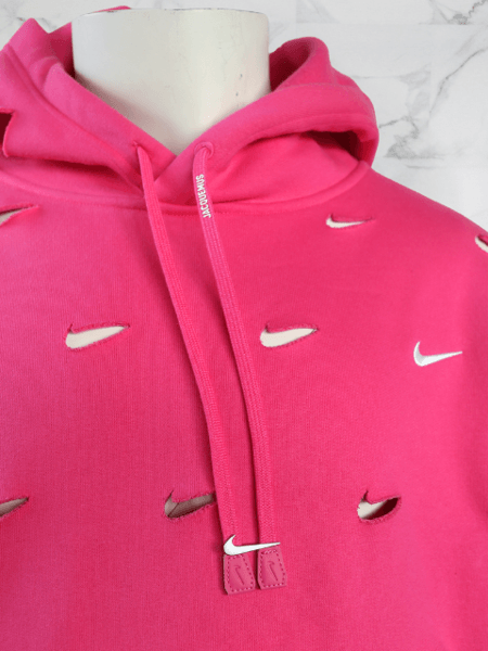NIKE × JACQUEMUS スウォッシュフードパーカー ピンク S NIKE × JACQUEMUS スウォッシュフードパーカー ピンク S 【公式通販】