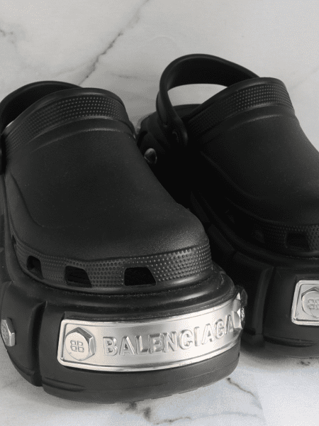 Sandália Crocs x Balenciaga Hardcrocs Preta | Zivē Club Sandália Crocs x Balenciaga Hardcrocs Preta | Zivē Club
