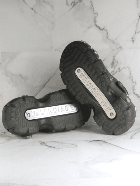 Sandália Crocs x Balenciaga Hardcrocs Preta | Zivē Club Sandália Crocs x Balenciaga Hardcrocs Preta | Zivē Club