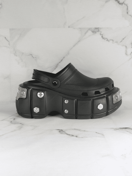 Sandália Crocs x Balenciaga Hardcrocs Preta | Zivē Club Sandália Crocs x Balenciaga Hardcrocs Preta | Zivē Club