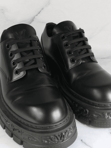Sapato Louis Vuitton Derby Baroque Preto | Zivē Club