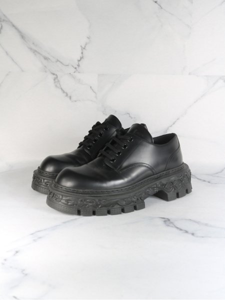 Sapato Louis Vuitton Derby Baroque Preto | Zivē Club