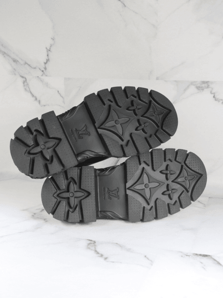 Sapato Louis Vuitton Derby Baroque Preto | Zivē Club