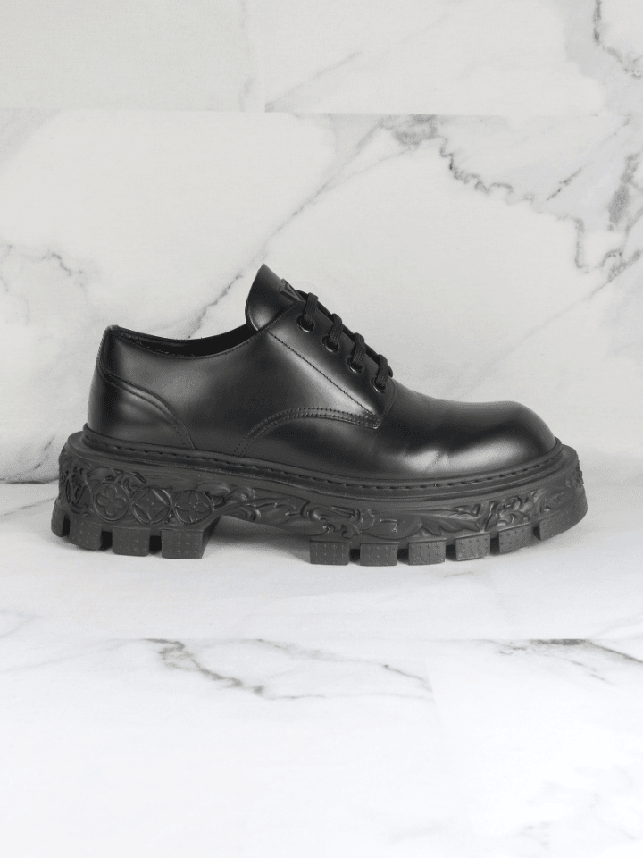 Sapato Louis Vuitton Derby Baroque Preto | Zivē Club
