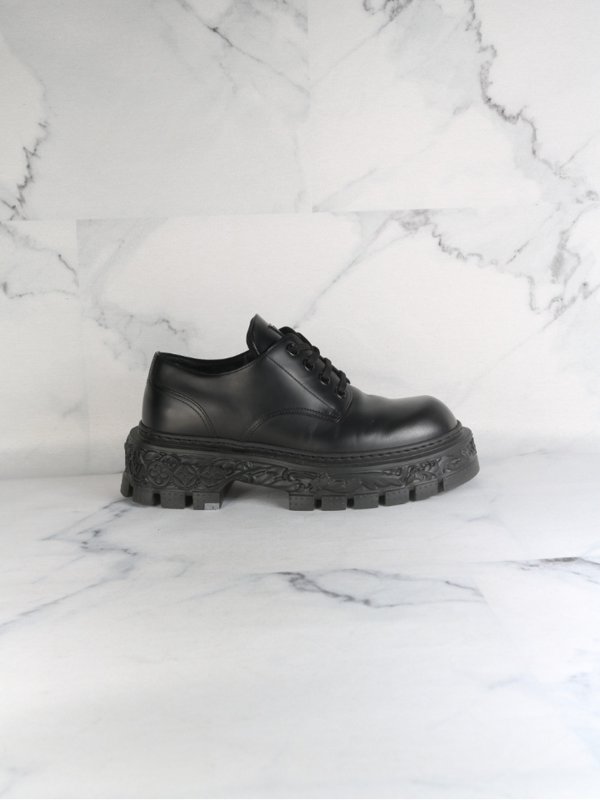 靴 LOUIS VUITTON BOLD DERBY Sapato Louis Vuitton Derby Baroque Preto | Zivē Club