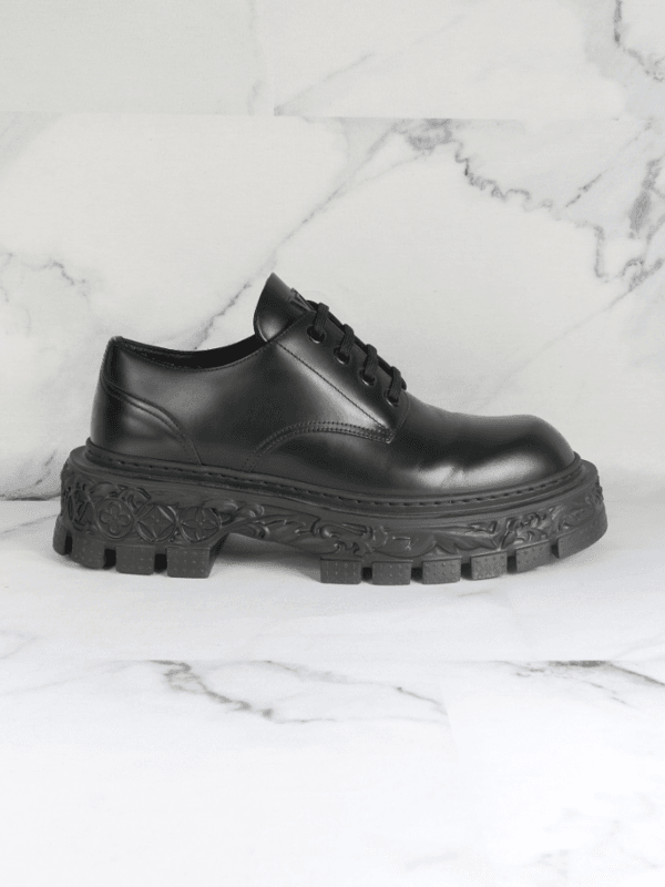 Sapato Louis Vuitton Derby Baroque Preto | Zivē Club