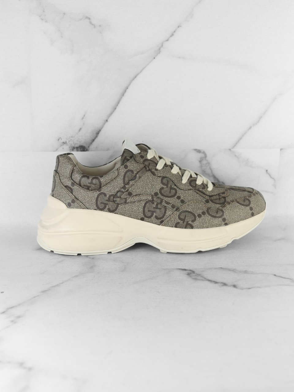 Tênis Gucci Rhyton Big Monogram Bege | Zivē Club