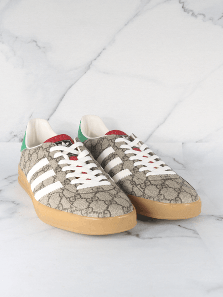 Tênis Gucci x Adidas Gazelle Ebony Bege | Zivē Club