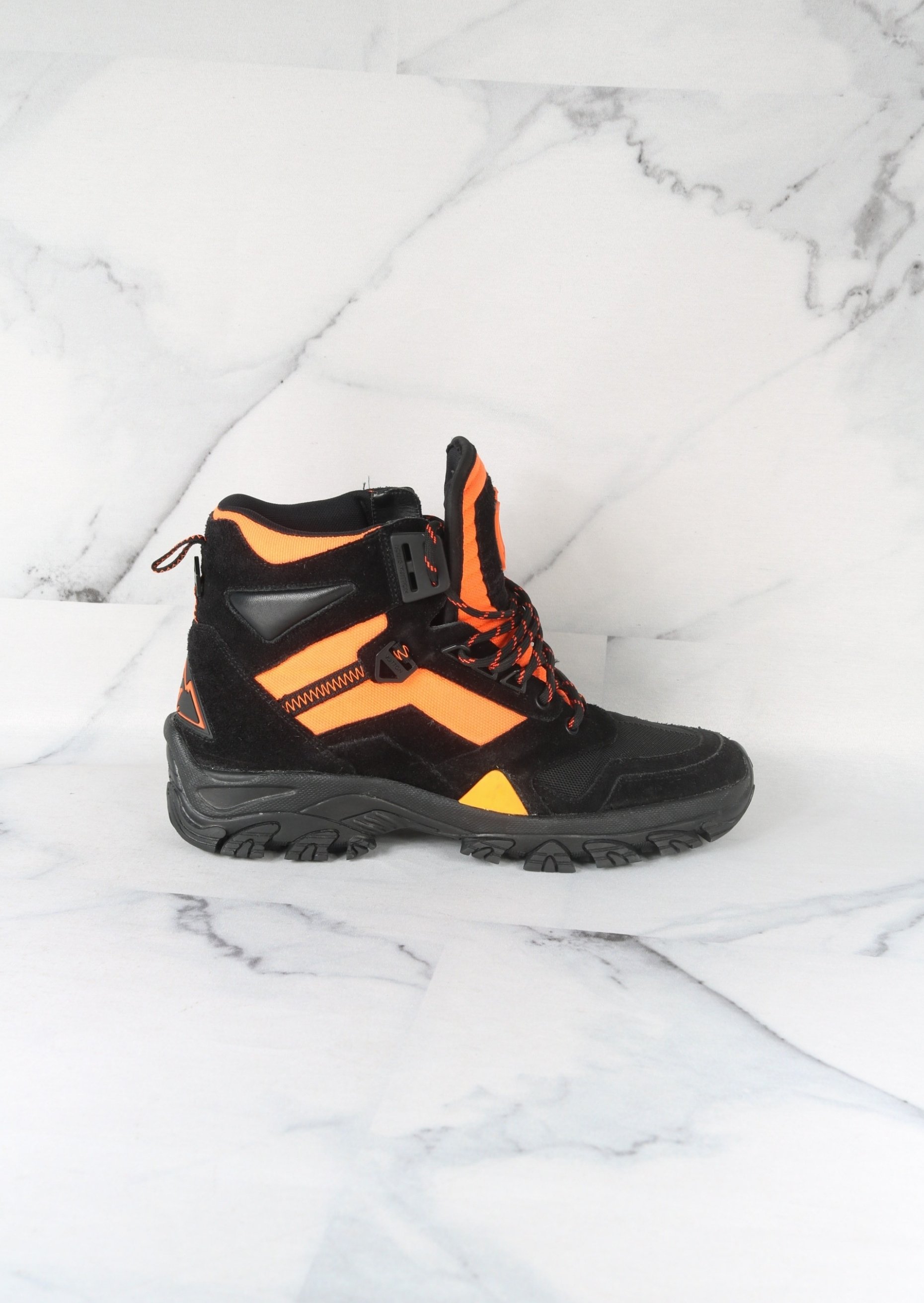 LOUIS VUITTON テキスタイル ダークグレー/オレンジ Tênis Louis Vuitton Hiking Ankle Preto e Laranja | Zivē Club